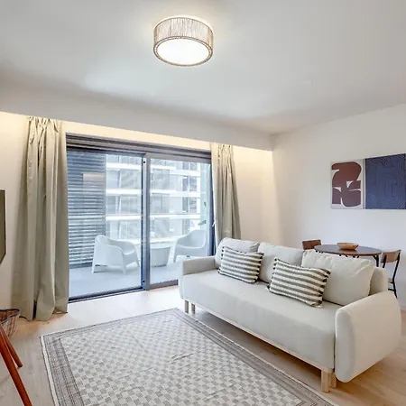 Modern With Balcony And Pool Ii By Homing Apartmán