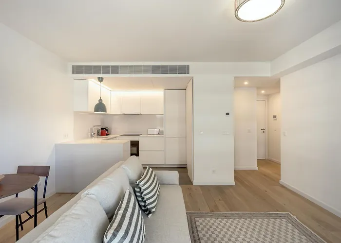 Modern With Balcony And Pool Ii By Homing Lägenhet